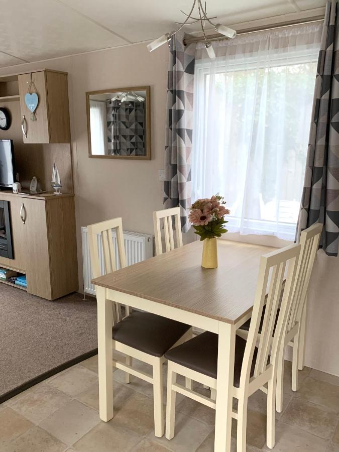 Mollys Retreat Pet Friendly Three Bed Caravan With Small Garden Newquay Bay Resort Quieter Area Of Park Экстерьер фото