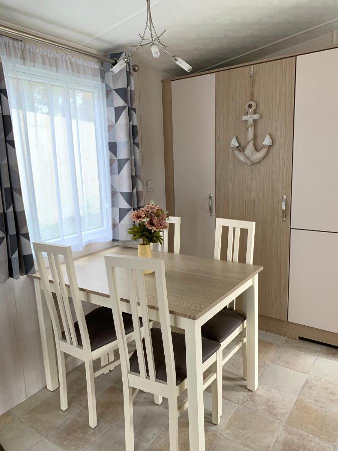Mollys Retreat Pet Friendly Three Bed Caravan With Small Garden Newquay Bay Resort Quieter Area Of Park Экстерьер фото